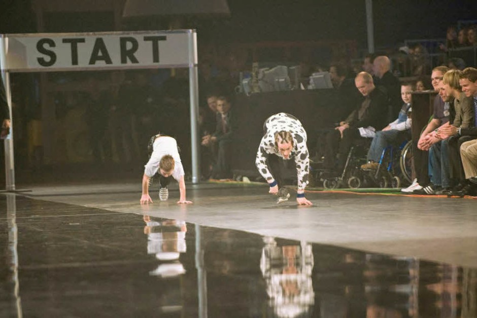Wettkandidat Magnus Johannes Grossmann lief in der Baden-Arena mit einem 13-jährigen (l) vierfüßig um die Wette. Wettkandidat Magnus Johannes Grossmann lief in der Baden-Arena mit einem 13-jährigen (l) vierfüßig um die Wette.
