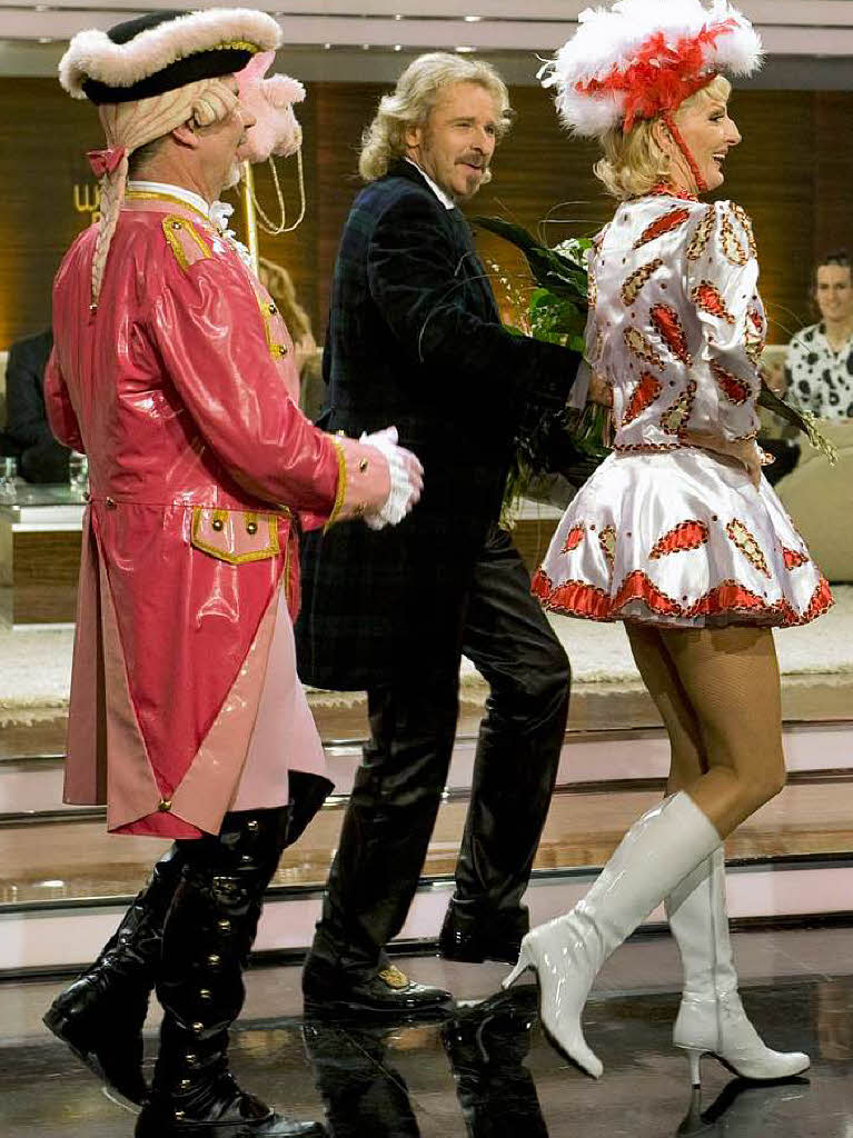 Gottschalk  und Komikerin Desiree Nick (rechts), verkleidet als "Tanzmariechen", mit einem Mitglied des ersten schwulen Karnevalsvereins aus Kln.