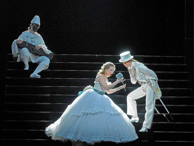 Und Pierrot schaut zu: Die berreichun... Rose (v.r. Sophie Koch, Diana Damrau)  | Foto: kremper