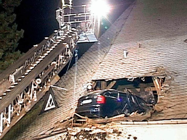 Das Auto wurde mit einem Kran geboren.   | Foto: ddp