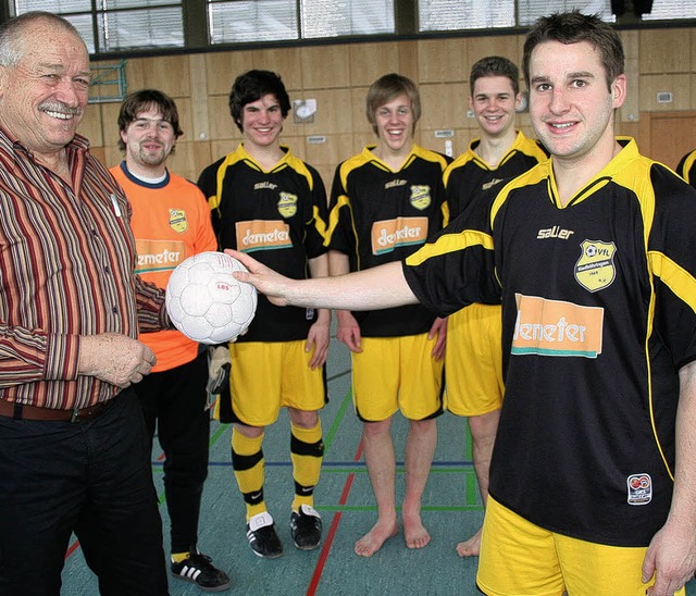 Turnierleiter Rudi Kleiser (links) be...mpp vom VfL Riedbhringen, einen Ball.  | Foto: maurer