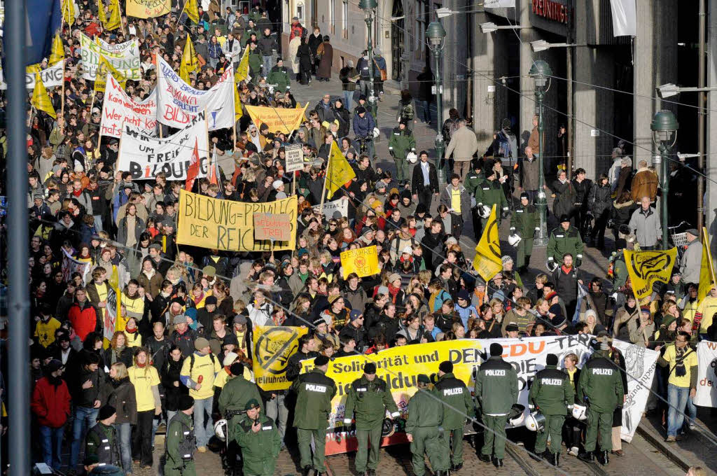 Protest in Freiburg: Mehr als 2000 Studierende demonstrierten in der Innenstadt gegen Studiengebhren.