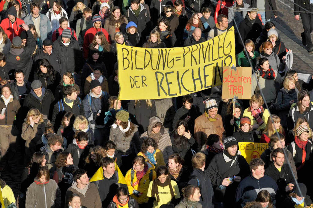 Protest in Freiburg: Mehr als 2000 Studierende demonstrierten in der Innenstadt gegen Studiengebhren.