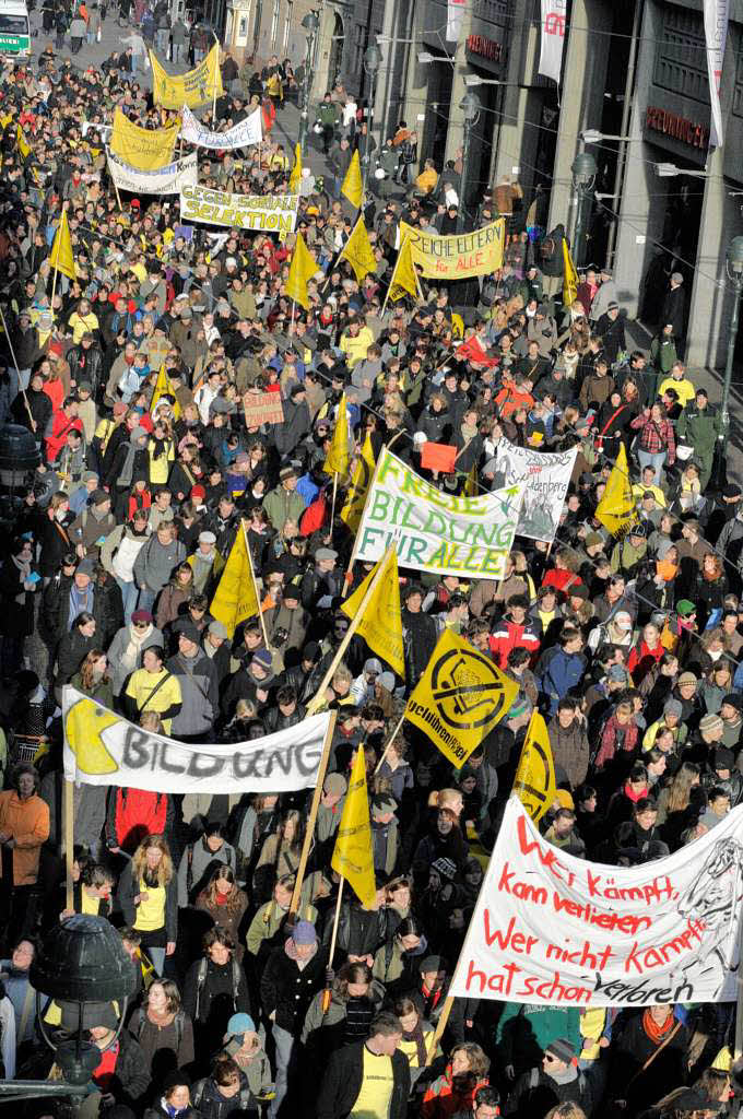 Protest in Freiburg: Mehr als 2000 Studierende demonstrierten in der Innenstadt gegen Studiengebhren.