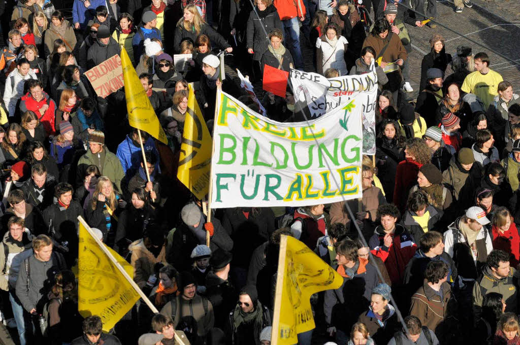 Protest in Freiburg: Mehr als 2000 Studierende demonstrierten in der Innenstadt gegen Studiengebhren.