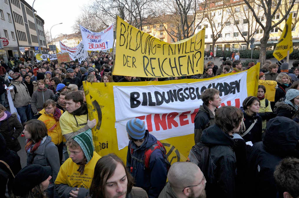 Protest in Freiburg: Mehr als 2000 Studierende demonstrierten in der Innenstadt gegen Studiengebhren.