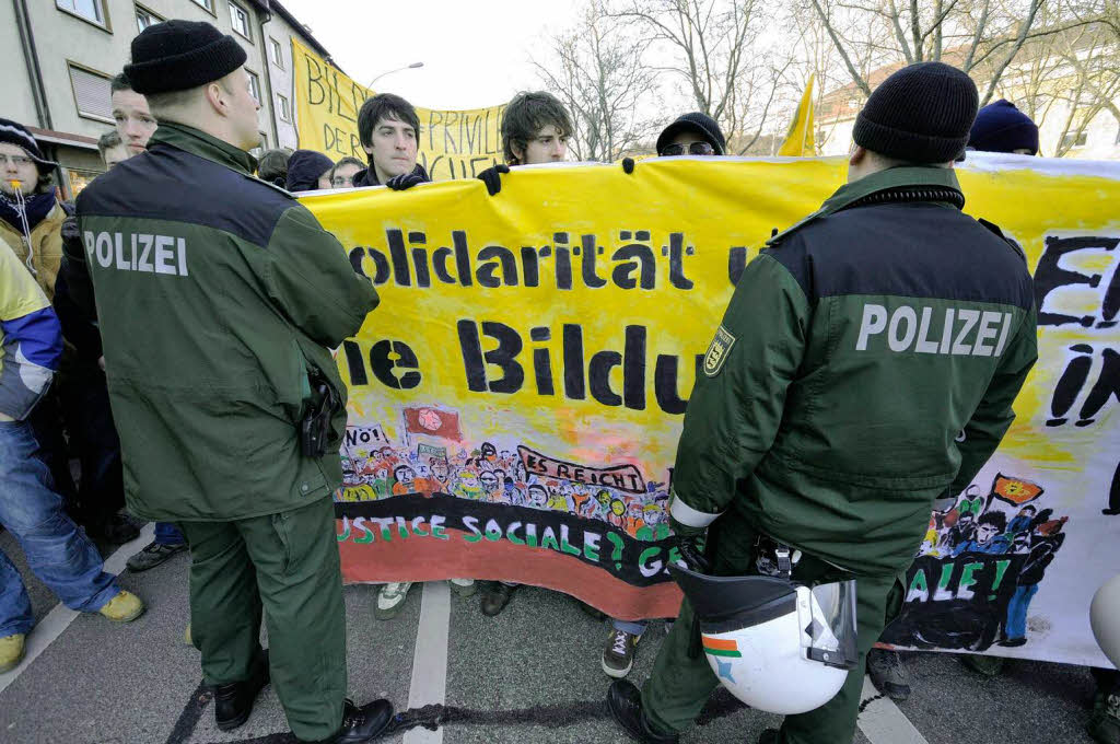 Protest in Freiburg: Mehr als 2000 Studierende demonstrierten in der Innenstadt gegen Studiengebhren.