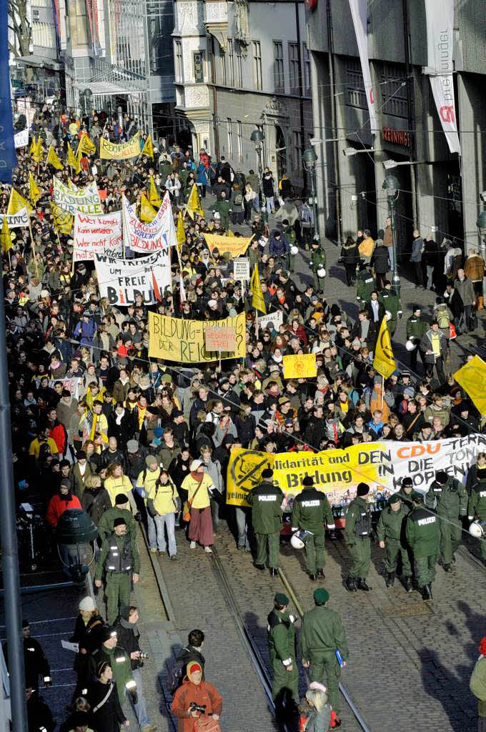 Protest in Freiburg: Mehr als 2000 Studierende demonstrierten in der Innenstadt gegen Studiengebhren.