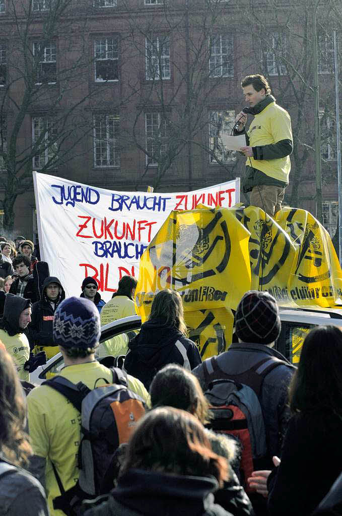 Protest in Freiburg: Mehr als 2000 Studierende demonstrierten in der Innenstadt gegen Studiengebhren.