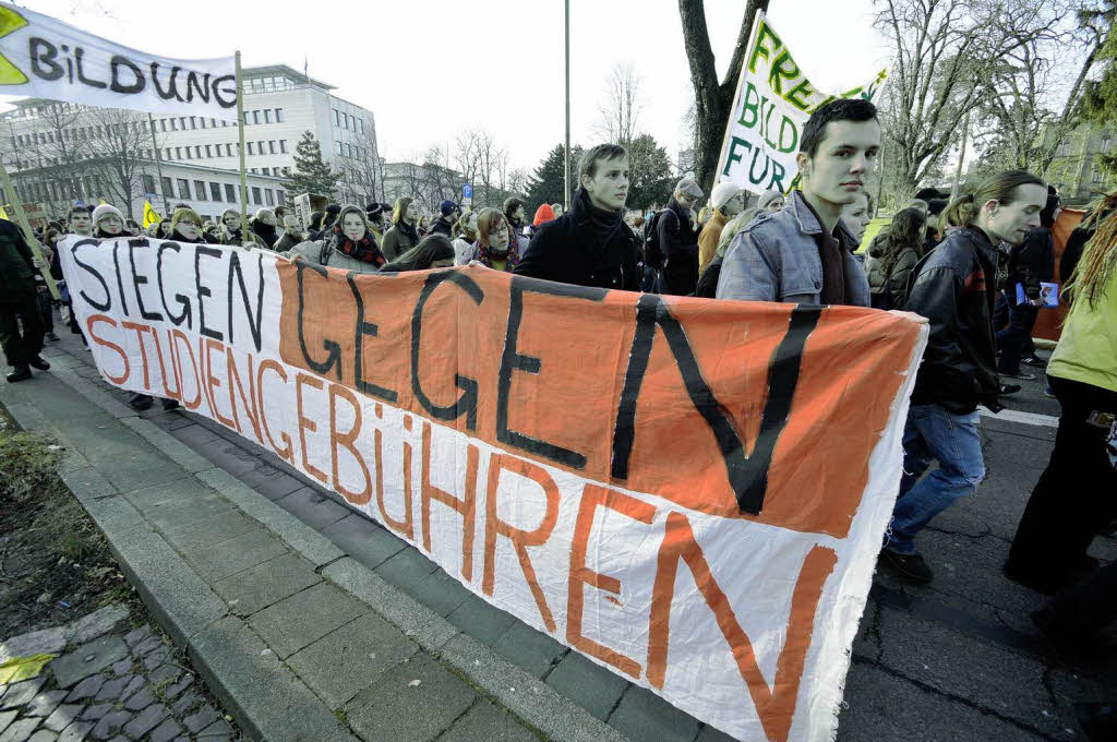 Protest in Freiburg: Mehr als 2000 Studierende demonstrierten in der Innenstadt gegen Studiengebhren.