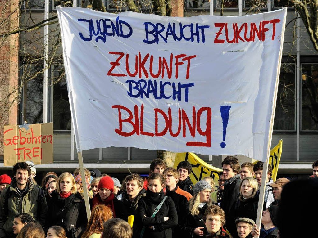 Protest in Freiburg: Mehr als 2000 Studierende demonstrierten in der Innenstadt gegen Studiengebhren.