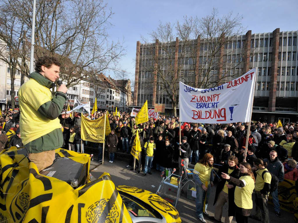 Protest in Freiburg: Mehr als 2000 Studierende demonstrierten in der Innenstadt gegen Studiengebhren.