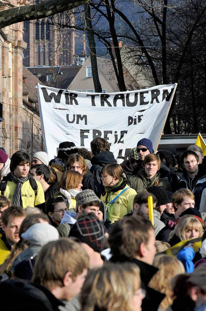 Protest in Freiburg: Mehr als 2000 Studierende demonstrierten in der Innenstadt gegen Studiengebhren.