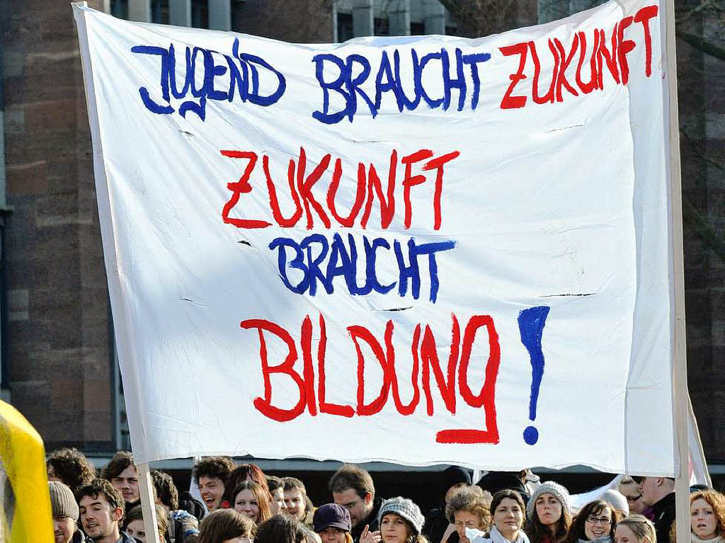 Protest in Freiburg: Mehr als 2000 Studierende demonstrierten in der Innenstadt gegen Studiengebhren.