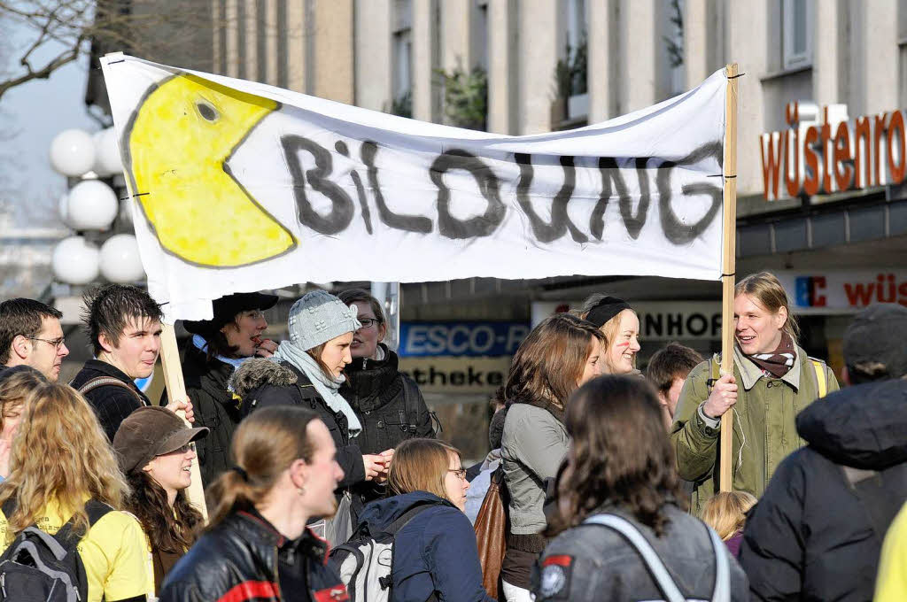 Protest in Freiburg: Mehr als 2000 Studierende demonstrierten in der Innenstadt gegen Studiengebhren.