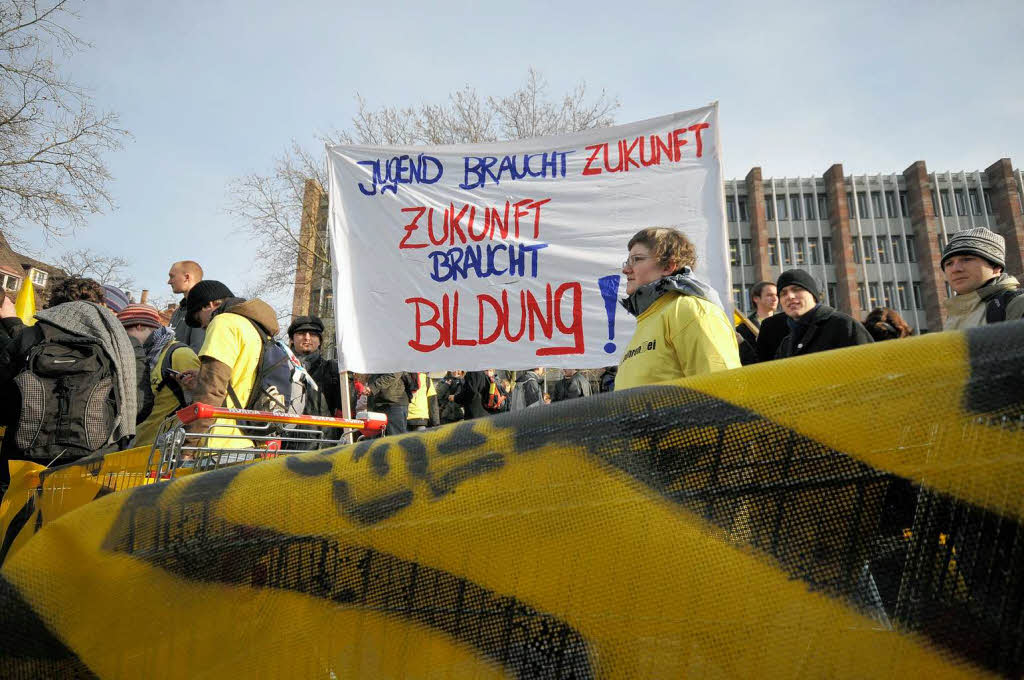 Protest in Freiburg: Mehr als 2000 Studierende demonstrierten in der Innenstadt gegen Studiengebhren.