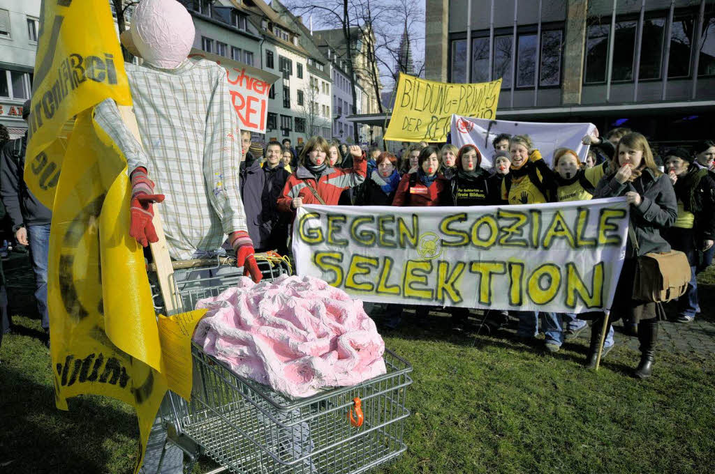 Protest in Freiburg: Mehr als 2000 Studierende demonstrierten in der Innenstadt gegen Studiengebhren.