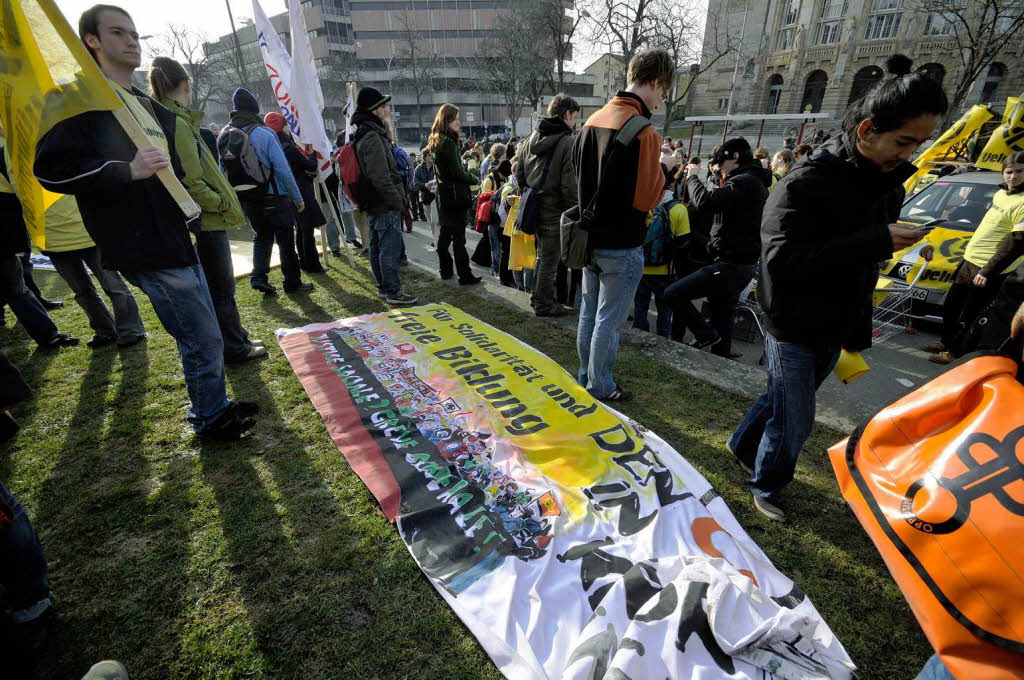 Protest in Freiburg: Mehr als 2000 Studierende demonstrierten in der Innenstadt gegen Studiengebhren.