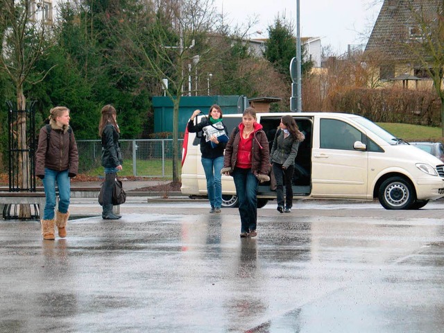 Das Taxi ist angekommen:  Mllheimer  ... Neuenburg  Oberstufen-Kurse belegen.   | Foto: Jutta Schtz