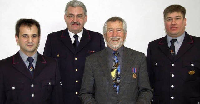 Brgermeister Beck (2. von rechts) im Kreis der Feuerwehrchefs  | Foto: piz