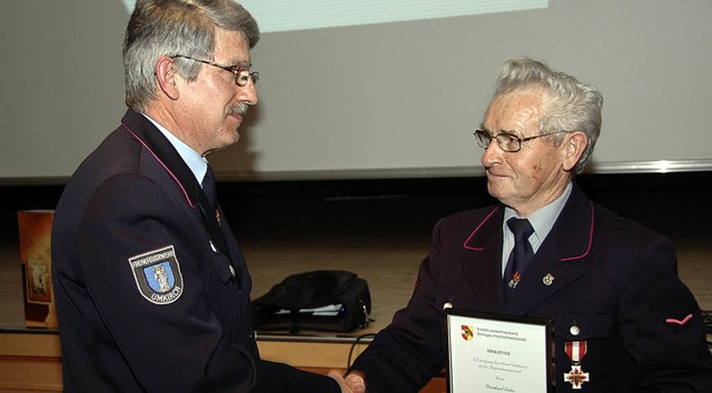 Die Ehrennadel des Kreisfeuerwehrverba...rechts)  fr sein 50-jhriges Wirken.   | Foto: manfred frietsch