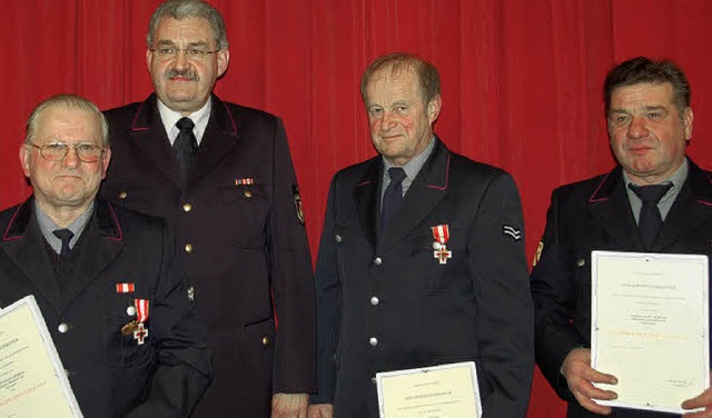 Fr 40 Jahre im aktiven Feuerwehrdiens... mit dem Ehrenzeichen in Gold geehrt.   | Foto: Pia Grttinger