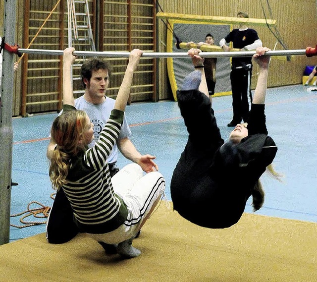 Jugendliche hngen und schwingen am Reck.  | Foto: Wolfgang Knstle