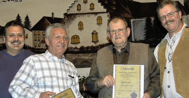 Fr 25 Jahre Mitgliedschaft im Verein ...h, rechts  Vorsitzender Kurt Vollmer.   | Foto: MANFRED RISCH