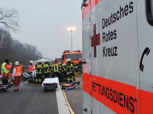 Die Rettungskrfte bei der Arbeit.  | Foto: Patrick Seeger