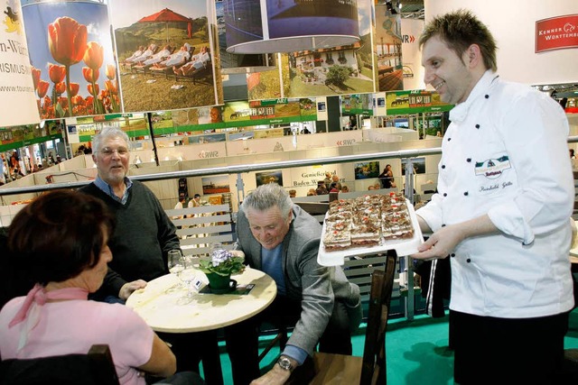 Kchenchef Reinhold Gtte  vom Brauere...d serviert auf der CMT  Spezialitten.  | Foto: Wilfried Dieckmann