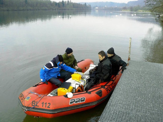 An Bord des roten Schlauchboots arbeiten Experten aus drei Lndern zusammen.  | Foto: Polizei