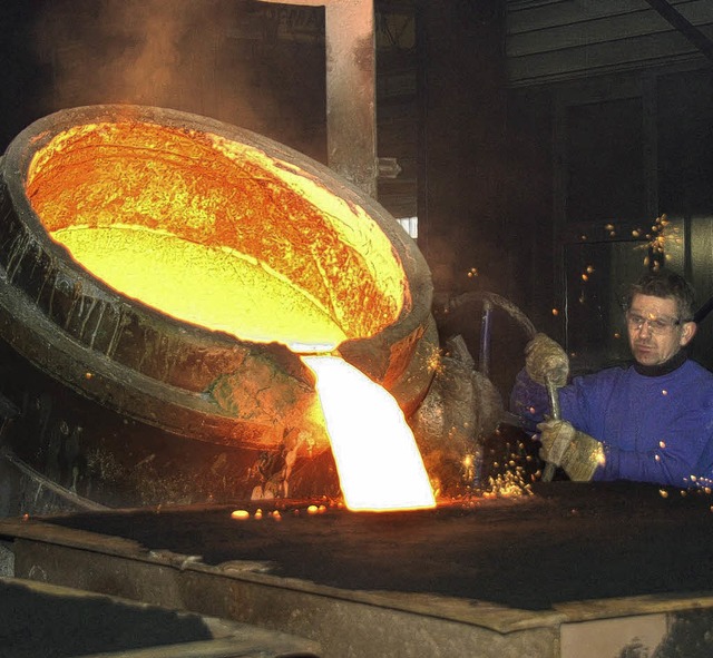 Glhend heier Stahl wird in der Eisen...heimer Firma besteht seit 60 Jahren.    | Foto: Klaus Fischer