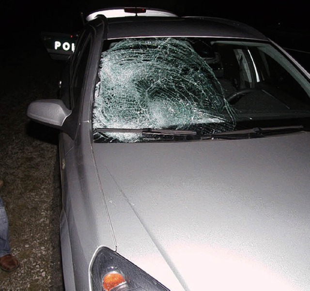 Ursache eines  Unfalls auf der A 5 am ...von einem Lkw heruntergefallenes Eis.   | Foto: Polizei