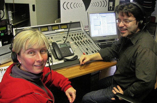 Annette Dahlmann und  Redakteur Angelo...von  Radio &#8222;Kanal Ratte&#8220;.   | Foto: Nicolai Kapitz