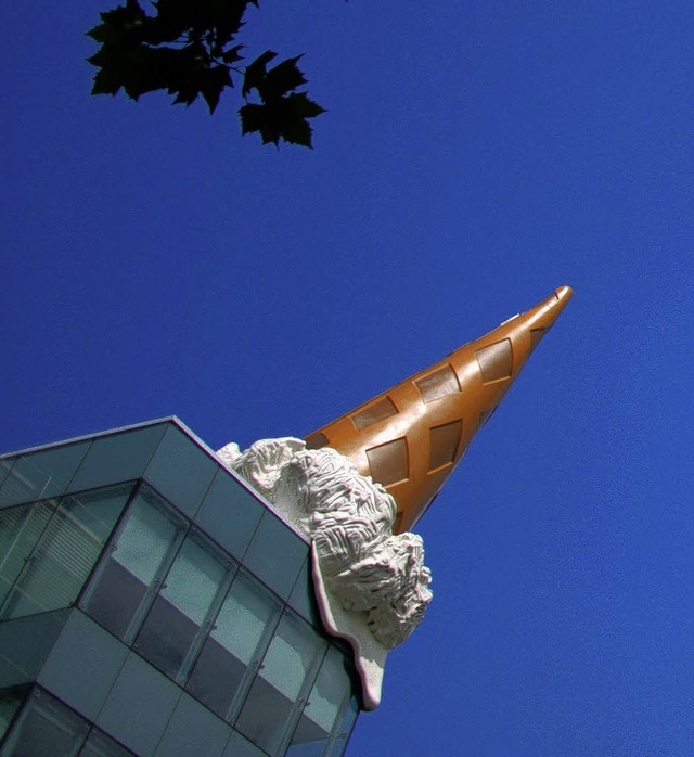 Eine Eistte will Turmhelm sein: Claes...er Beitrag fr die Klner Innenstadt.   | Foto: dpa