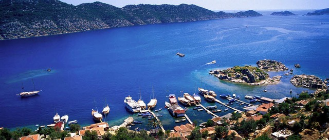 Die trkische Riviera rund um Antalya ... Belek Glubige zum Gottesdienst ein.   | Foto: dpa