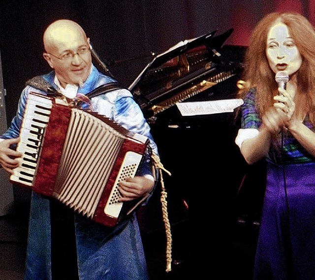 Die elsssischen Musiker Jean-Marie Hu...Liselotte Hamm in der Riegeler Kumedi   | Foto: Jakob Katzmann