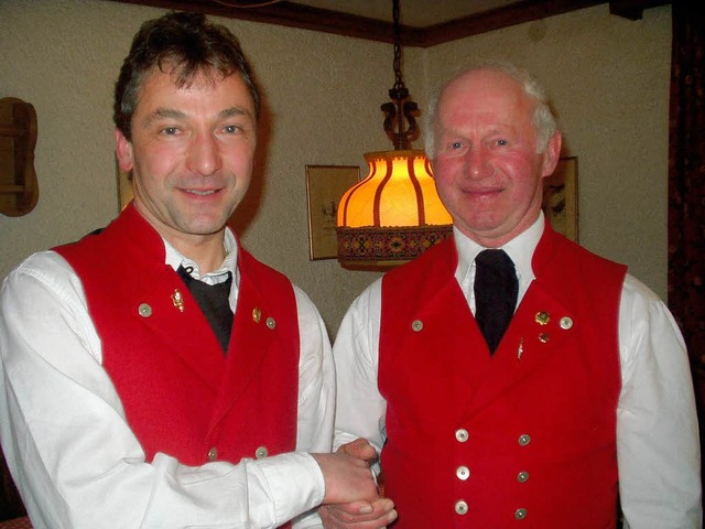 Arnold Feser (links) ehrt Josef Ketter... in der Kapelle des Musikvereins Saig.  | Foto: Ursula Schmidt