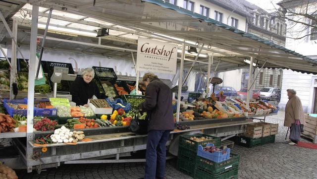 Der Marktstand der Familie Dinger blei...arktgetmmel auf dem groen Marktplatz  | Foto: Sylvia-Karina Jahn