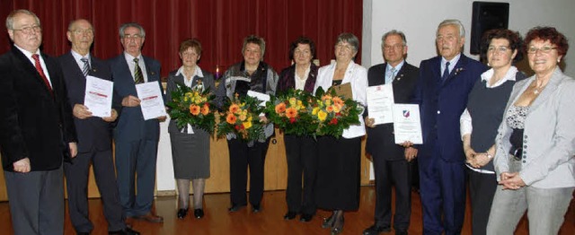 Ehrungen bei der Jahresfeier der Chorv...nd Stellvertreterin Caroline Lffler.   | Foto: Roland Vitt