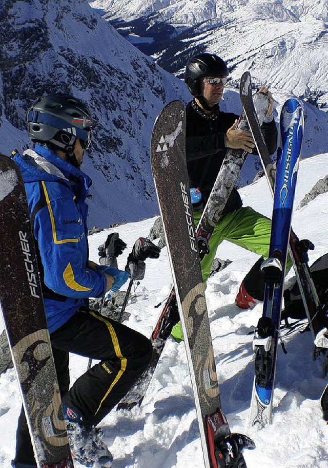 Aufstiegshilfe: Mit Fellen unter den Skiern geht es leichter den Berg hoch.  | Foto: Stefan Zahler