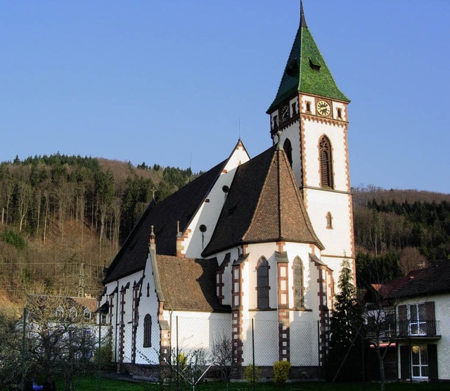 Die katholische Kirche im Morgenlicht.   | Foto: Angelika Schmidt