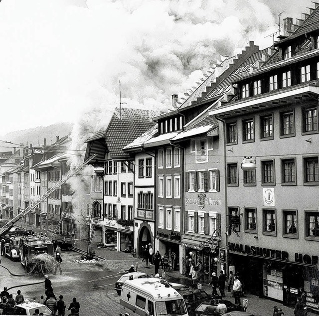 Unter dem Blick der Menge bekmpfte di...in der Kaiserstrae einen Grobrand.    | Foto: Archiv Feuerwehr