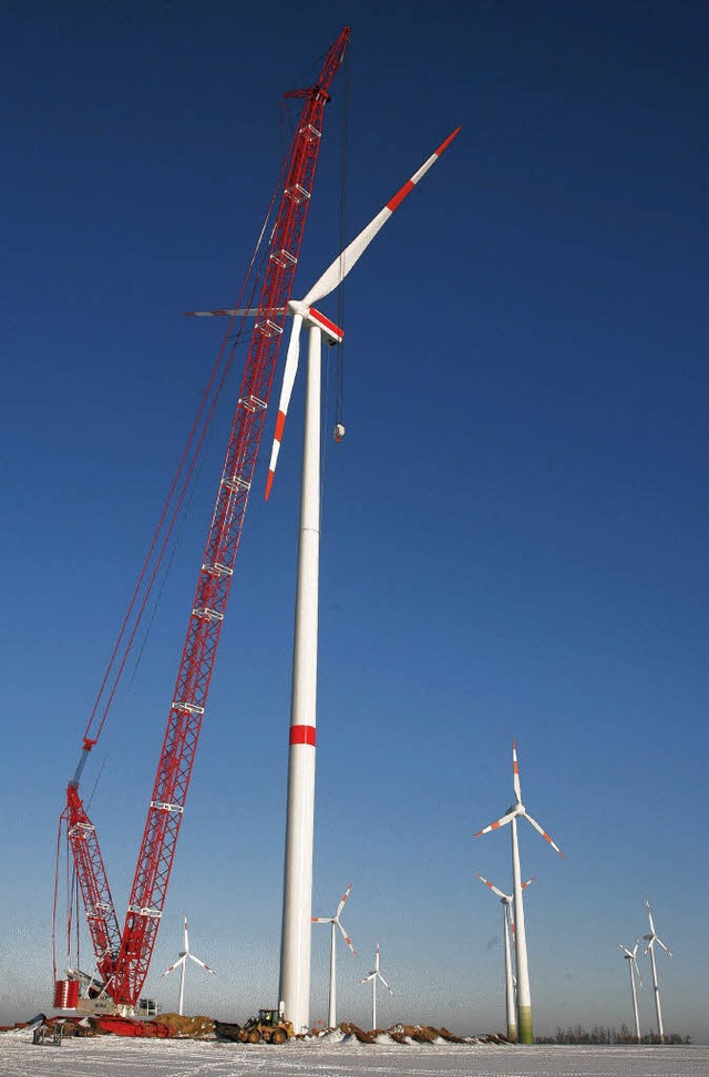 Seltener Anblick: Der Bau eines Windparks  | Foto: dpa