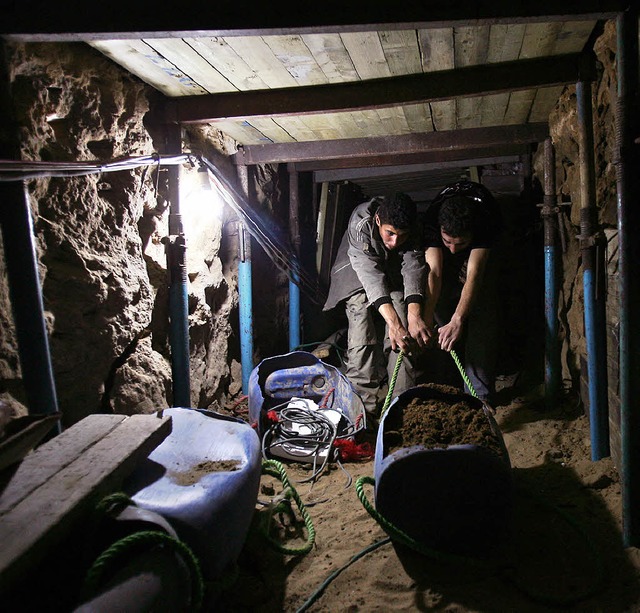 Palstinenser reparieren einen Schmugg... von Israelis bombardiert worden war.   | Foto: afp