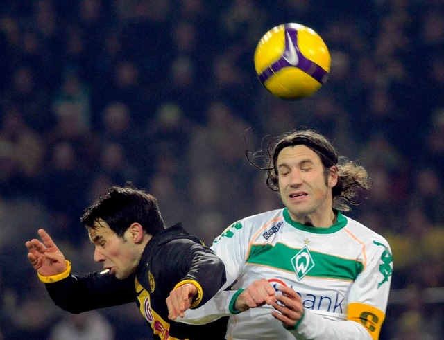 Der Dortmunder Tamas Hajnal (l) kmpft...Ball gegen den Bremer Torasten Frings.  | Foto: dpa