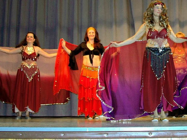 Die Tanzgruppe &#8222;Arabeske&#8220; beim ihrem Auftritt im Haus der Begegnung.  | Foto: Weber-Kroker