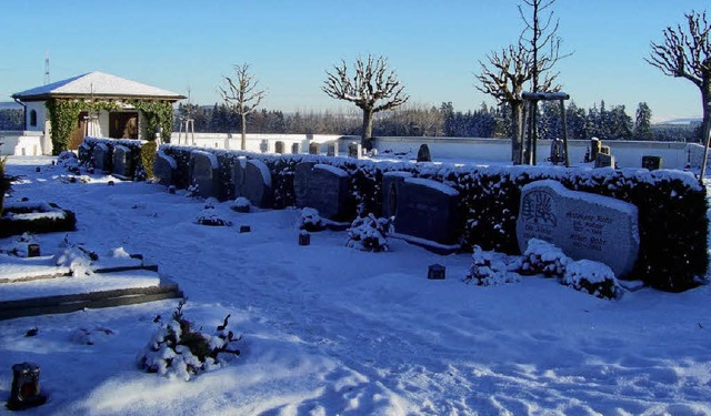 Die Grber auf den Friedhfen waren an Allerheiligen 2008 mit Schnee geschmckt.  | Foto: Karla Scherer