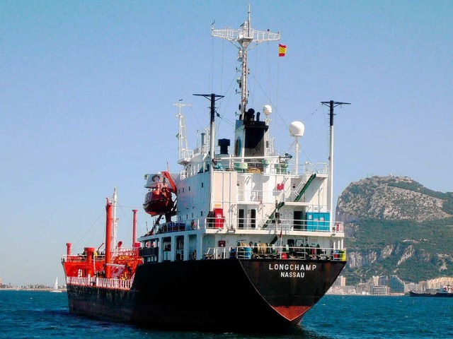 Der Tanker Longchamp &#8211; hier auf der Strae von Gibraltar.   | Foto: dpa