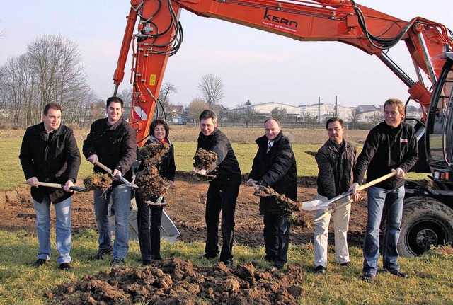 Beim Spatenstich fr das neue Gebude ...Kern von der  ausfhrenden Baufirma.    | Foto: Sandra Decoux-Kone